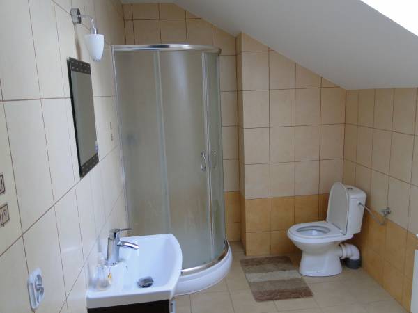 jedna z trzech łazienek