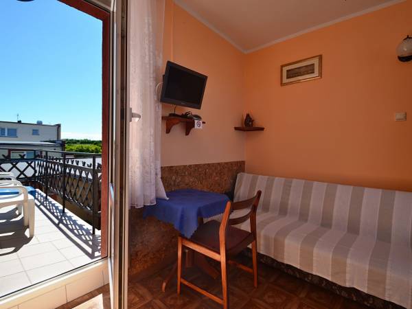 pokój z 2 tapczanami-łazienka na 2 pokoje