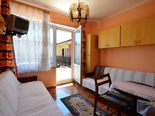 pokój z łazienką dla 2 pokoi