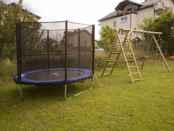 Plac zabaw przed domkami