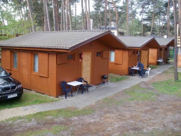 Domki 2-pokojowe z łazienkami, aneksami kuchennymi.