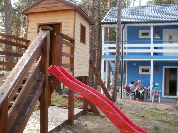 Domek piętrowy z 4-a mieszkaniami - dwa na parterze i dwa na piętrze.