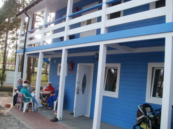 Domek piętrowy z 4-a mieszkaniami - dwa na parterze i dwa na piętrze.