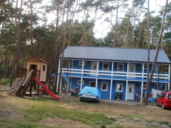 Domek piętrowy z 4-a mieszkaniami - dwa na parterze i dwa na piętrze.